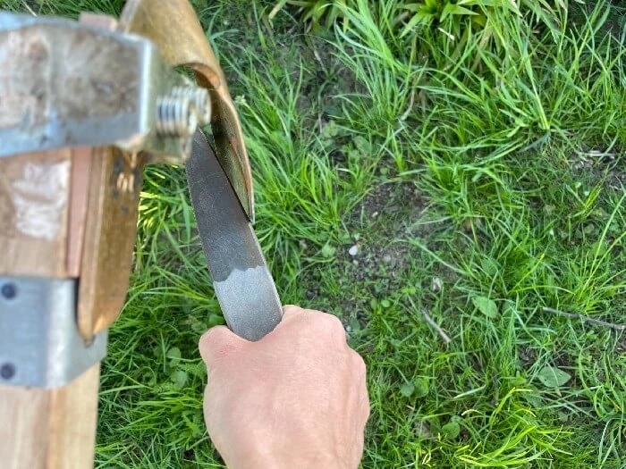 Pri ostrení vrchnej strany kosy sa oslička takmer dotýka rebra kosy.